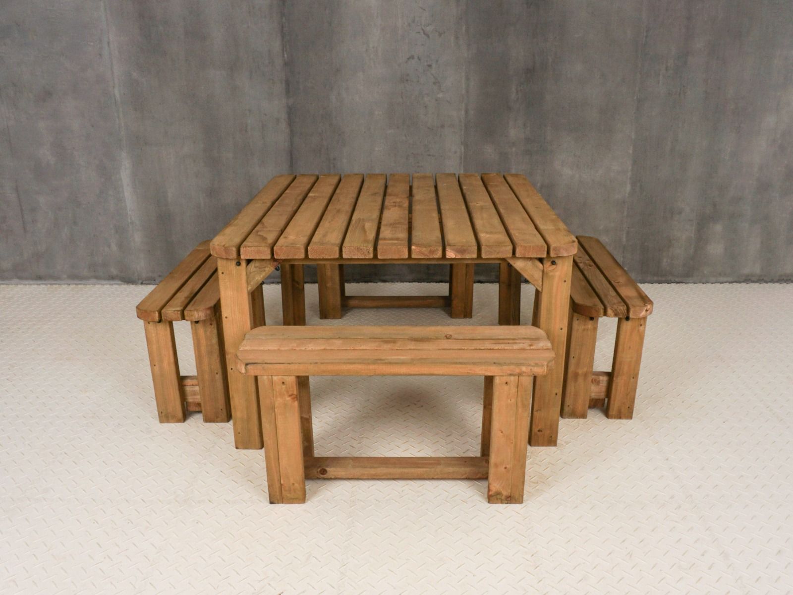 QUADRUM Rounded Picnic Table With 4 Benches - Rustic Finish