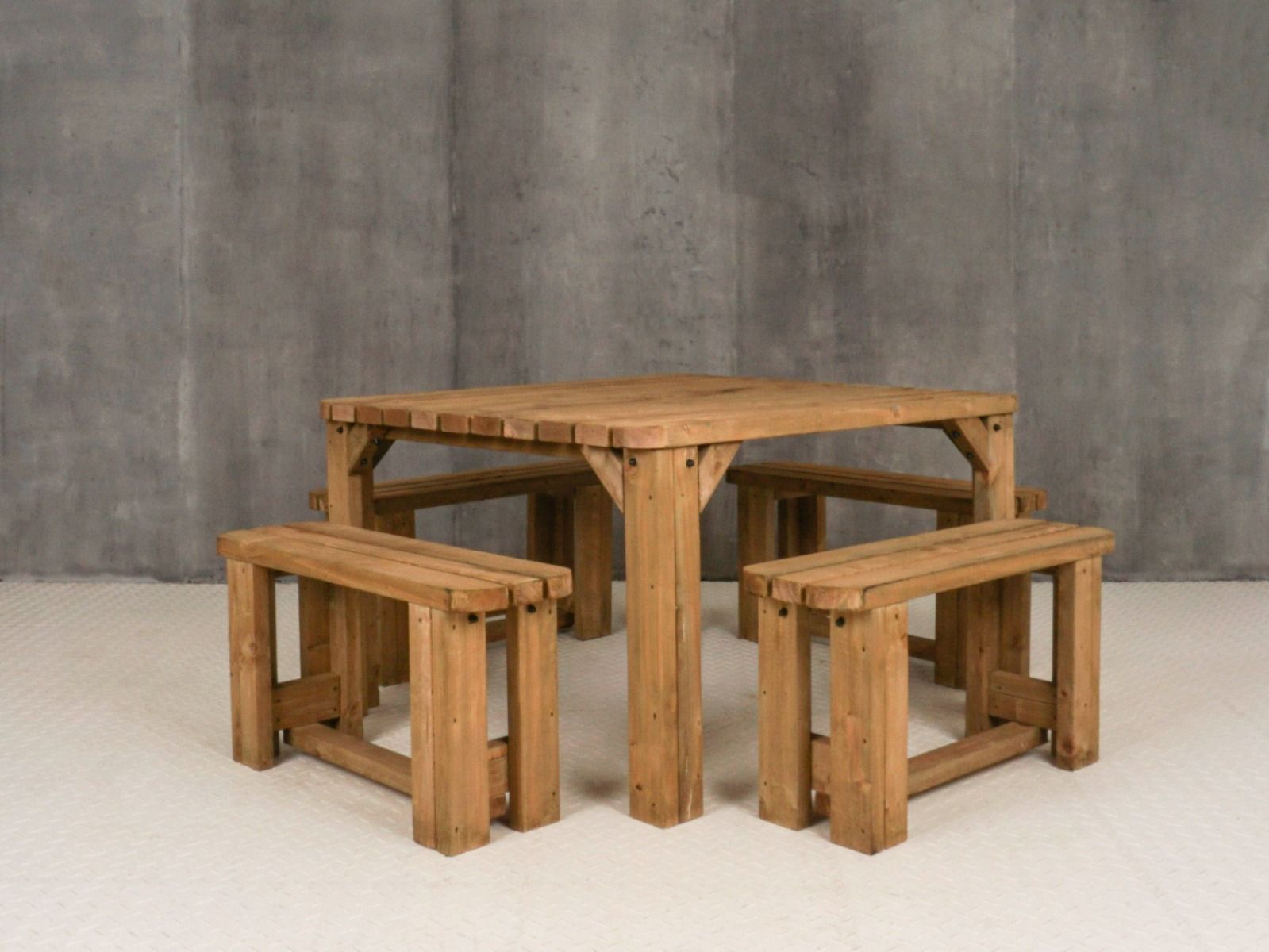 QUADRUM Rounded Picnic Table With 4 Benches - Rustic Finish
