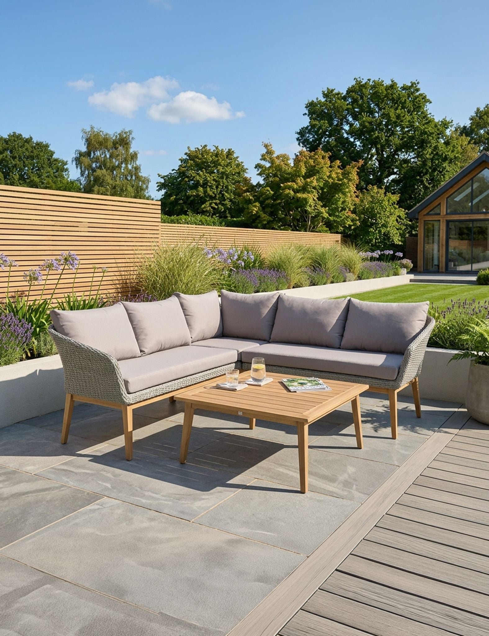 Royalcraft Sol 5 Seater Corner Garden Lounge Set with Coffee Table in rattan and acacia